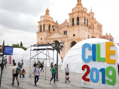 Preparativos del VIII Congreso de la Lengua Española, ayer en Córdoba, Argentina.