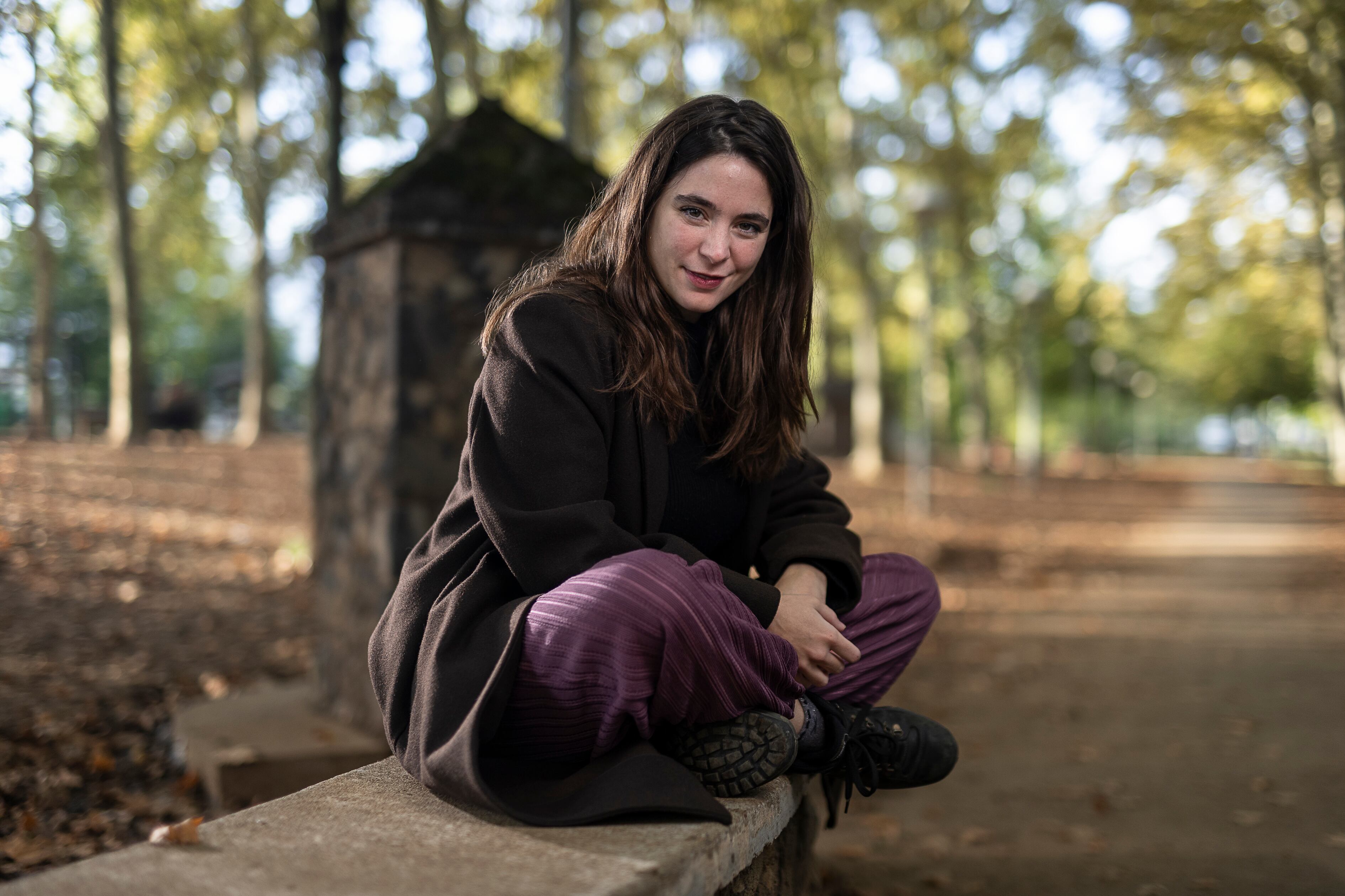 Candela Antón, exactriz y divulgadora de Antropología en redes, donde le siguen más de millón y medio de personas, retratada en el Parc de les Móres de Olot, Girona, el 14 de octubre de 2026.