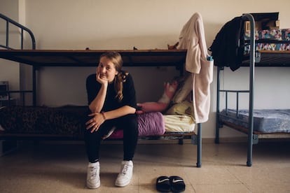 Jimena, una alumna cacereña de 17 años, en su habitación de Muga de Sayago. 