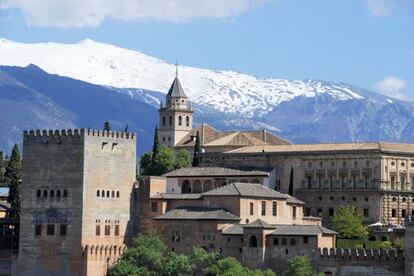 Vista de la Alhambra con Sierra Nevada al fondo