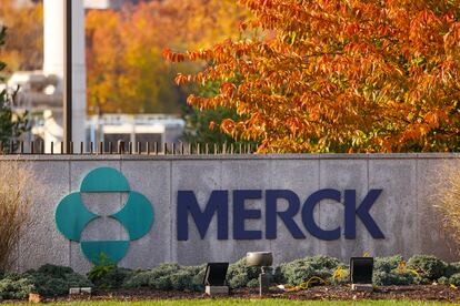 Logo del fabricante de medicamentos estadounidense Merck & Co en Kenilworth, Nueva Jersey, EE UU.