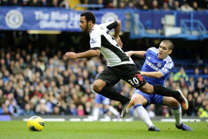 Oriol Romeu, a la derecha, intenta frenar ayer a Dembele, jugador del Fulham.