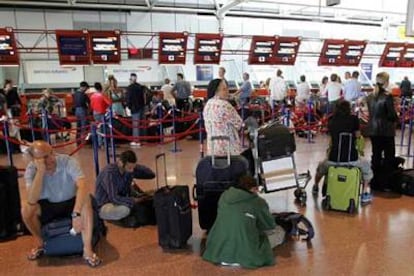 Pasajeros de British Airways aguardan en largas colas ante los mostradores de facturación cerrados de la compañía en Heathrow.