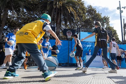 Un grupo de ni?os entrena tcnica individual con Daro Coach en el stand de Endesa.