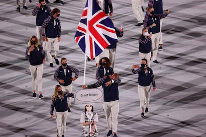 Los deportistas Hannah Mills y Mohamed Sbihi, abanderados de la delegación de Reino Unido, entran en el estadio olímpico.