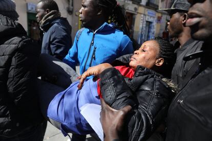 Sacan de la plaza de Nelson Mandela de Lavapies a una chica tras los altercados con la policía.