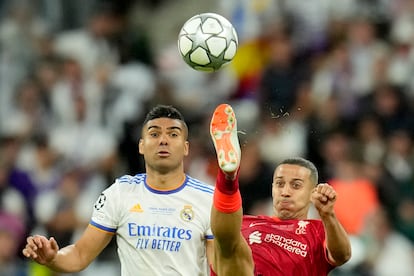 Thiago despeja un balón ante Casemiro en los primeros lances de la segunda parte de la final.