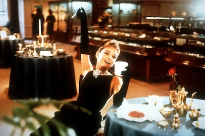 Pese a que Truman Capote, autor del libro en el que se basa Desayuno con diamantes, no estaba de acuerdo con la elección de la actriz para interpretar a Holly Golightly, el papel de Audrey en el filme es uno de los más recordados. Su archiconocido vestido negro con guantes a juego y collar de perlas es uno de los estilismos más famosos del cine de todos los tiempos y una referencia ineludibles de la moda del siglo XX.