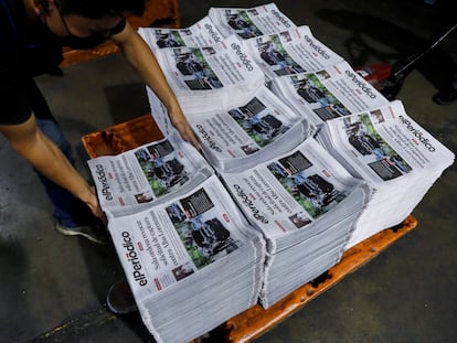 Un empleado en la imprenta de un periódico en Guatemala, en 2022.
