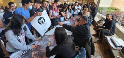 El escritor Mario Mendoza durante una firma de libros.