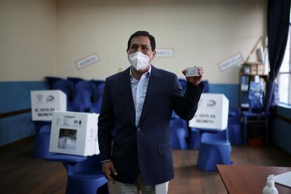 El candidato presidencial de Ecuador, Andrés Arauz, sostiene su certificado de presentación electoral, durante la segunda vuelta de las elecciones presidenciales, en Quito, Ecuador. Arauz no podrá votar puesto que está empadronado en México.