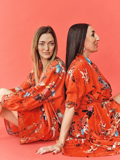 Chufy lleva vestido en gasa de seda de algodón y Rossy un vestido bata en crepe de chine, ambos con el estampado Hudie Red. 