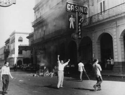 Quema de ruletas a las puertas del casino del hotel Plaza.