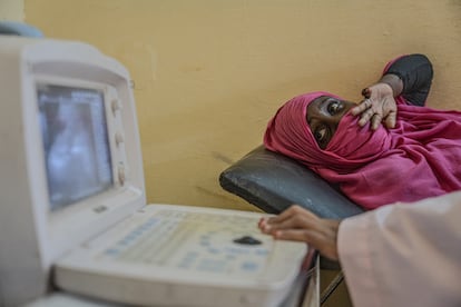 La enfermera Zeinabu Yaba realiza una ecografía a Lalla durante su visita prenatal al centro de salud de Guerou.