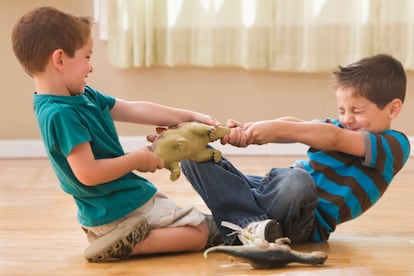 Dos niños se pelean por un juguete.