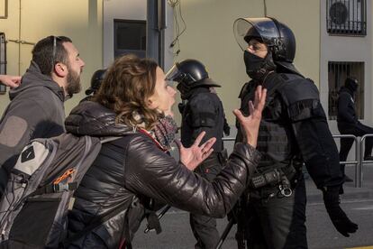 Una persona ha sido arrestada por incidentes en Gurb. En la imagen, activistas de los CDR y Mossos d'Esquadra durante la jornada de huelga en Barcelona.