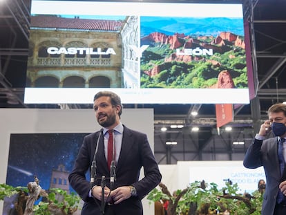 El presidente del Partido Popular, Pablo Casado, en la caseta de Castilla y León, el pasado viernes en la Feria Internacional del Turismo, Fitur 2022, en Madrid.