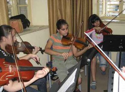 Grupo de violines en el Conservatorio Nacional Palestino Edward Said.