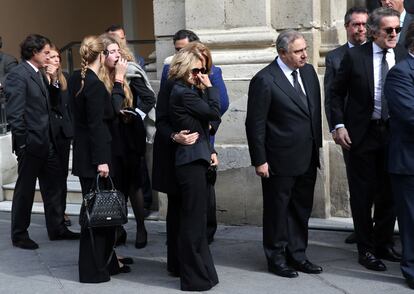 Los hijos y familiares de la duquesa en el Ayuntamiento de Sevilla donde se ha instalado la capilla ardiente.