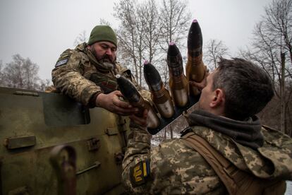 Soldados ucranios cargan munición para sistemas antiaéreos en el frente de Bajmut, el domingo.