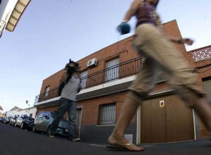 Fachada de la casa donde ayer un hombre disparó a su hija en Miguelturra.