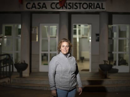 La alcaldesa de San Vitero (Zamora), Vanesa Mezquita, frente al Ayuntamiento.