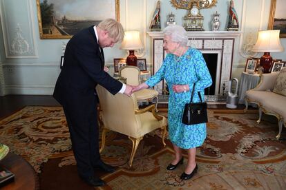 Isabel II con el primer ministro británico Boris Johnson en el palacio de Buckingham. 