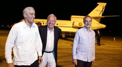 Margallo, recibido en La Habana por Gerardo Peñalve), director de Asuntos Bilaterales de la Cancillería cubana, y por el embajador español Juan Francisco Montalbán (derecha).