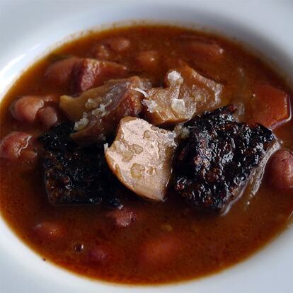 Alubias con morcilla picante, uno de los platos que se sirve en La Aldea.