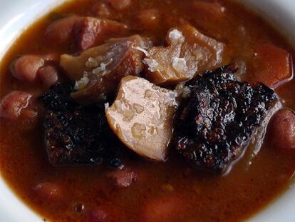 Alubias con morcilla picante, uno de los platos que se sirve en La Aldea.