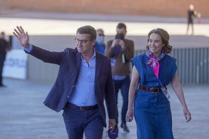 Llegada del candidato único a la presidencia del PP y presidente de la Xunta de Galicia, Alberto Núñez Feijóo, junto a la coordinadora general del PP, Cuca Gamarra.