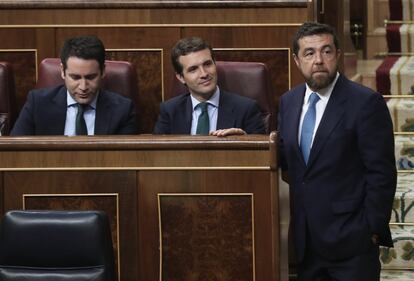 Desde la izquierda, Teodoro García Egea, diputado del PP; Pablo Casado, diputado y líder popular, y Miguel Ángel Gutiérrez, diputado de Ciudadanos.