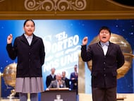 Niños de la Residencia San Ildefonso de Madrid muestran el Gordo de Navidad de 2024.