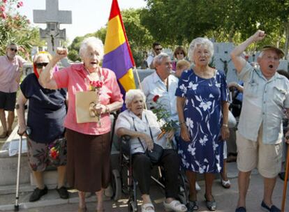 Participantes en el homenaje a las Trece Rosas celebrado ayer en el cementerio de La Almudena.