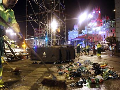 Comienzan a barrer Madrid los sancionados por ensuciar la vía pública