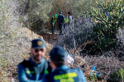 Agentes de la Guardia Civil, este martes en el lugar en el que ha aparecido un cadver semienterrado en un pozo, en Villajoyosa (Alicante).