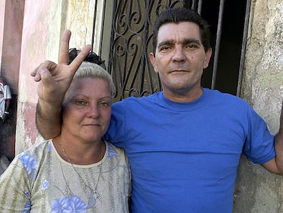 El opositor Margarito Broche, con su esposa, María de la Caridad Noa, tras salir ayer de la cárcel.