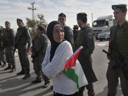 Una mujer, durante una protesta contra la ocupaci&oacute;n en Cisjordania.