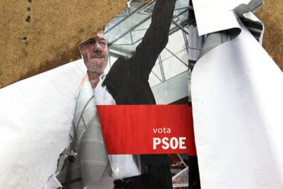 Un cartel roto de Alfredo Pérez Rubalcaba, en el colegio Federico García Lorca de Boadilla del Monte.