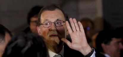 El presidente del Gobierno en funciones, Mariano Rajoy saluda al finalizar la sesión de la tarde de la segunda jornada del debate de investidura.