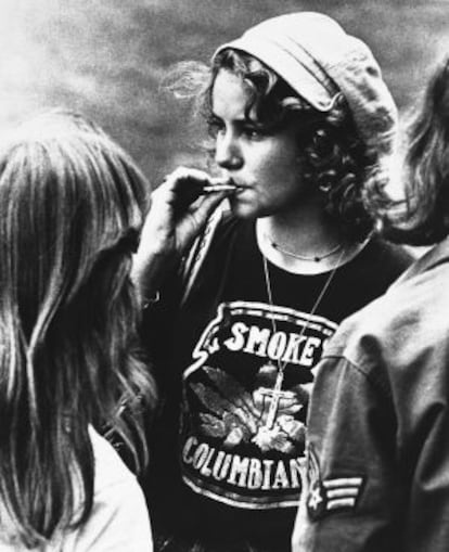 Una mujer fuma marihuana durante una protesta en la Universidad de Maryland en 1977.