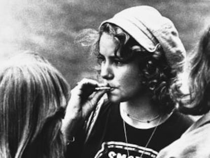 Una mujer fuma marihuana durante una protesta en la Universidad de Maryland en 1977.