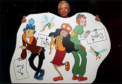 El productor Phil Roman posa con una animación de los personajes de 'Howdi Gaudí'