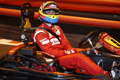 Fernando Alonso, ayer en un </b><b><i>kart</b></i> en un acto promocional en Madrid.