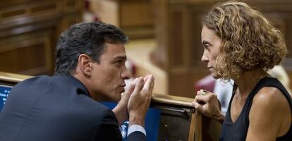 Els socialistes Pedro Sánchez i Meritxell Batet.