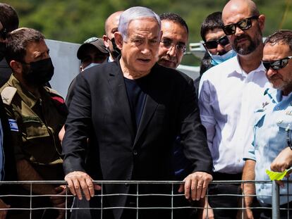 El primer ministro israelí, Benjamín Netanyahu, visita el lugar de la avalancha en una fiesta religiosa, el 30 de abril de 2021 en el monte Meron (norte de Israel).