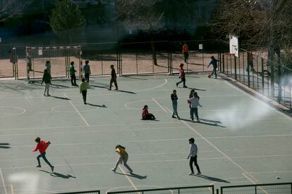 Niños jugando en el patio de un colegio en Madrid.