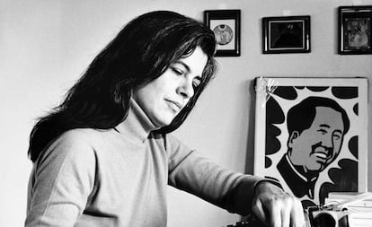 La escritora Susan Sontag en su escritorio.