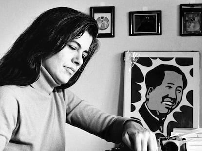 La escritora Susan Sontag en su escritorio.