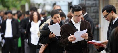 Candidatos en una feria de empleo en Nueva York.